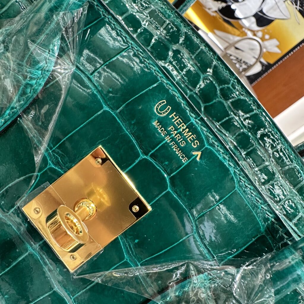 Detailed view of the Hermes Special Order Horseshoe Stamp (HSS) and Porosus caret symbol on a pristine 1:1 replica bag.