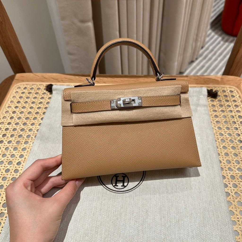 Front view of 1:1 superfake Hermès Mini Kelly II 19cm Epsom Chai silver hardware