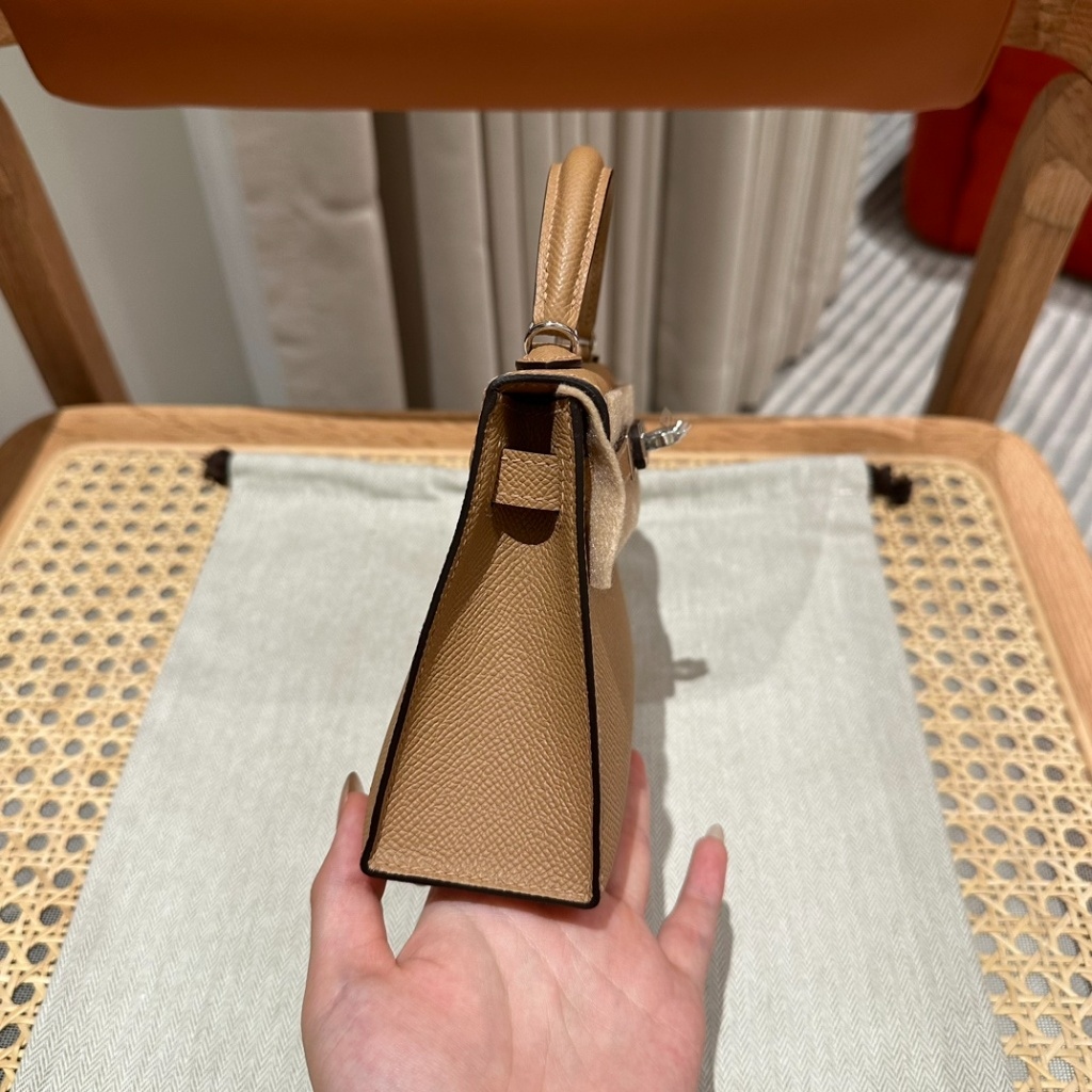 Side profile of 1:1 Hermès Mini Kelly II 19cm Epsom Chai edge detail