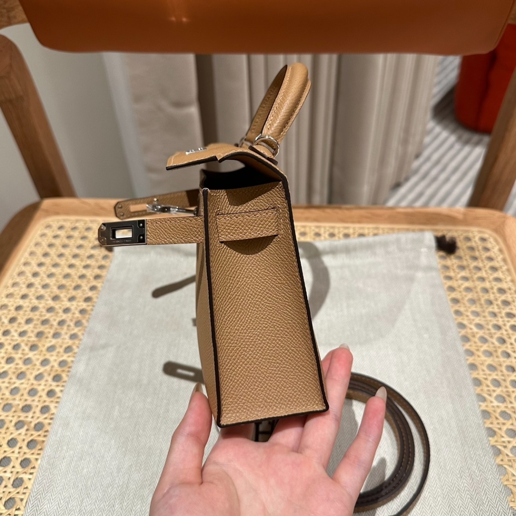 Side strap detail of Hermès Mini Kelly II 19cm Epsom Chai replica