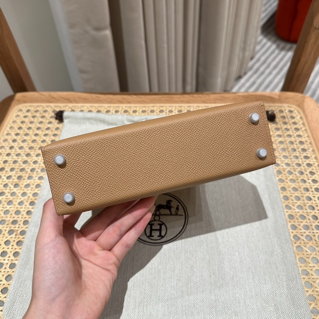 Bottom view of 1:1 Hermès Mini Kelly II 19cm Epsom Chai metal feet