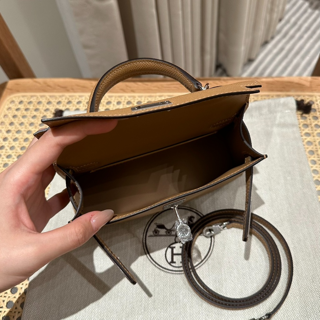Interior view of Hermès Mini Kelly II 19cm Epsom Chai replica lining