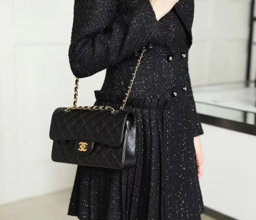 Black caviar CF25 replica carried high on the shoulder