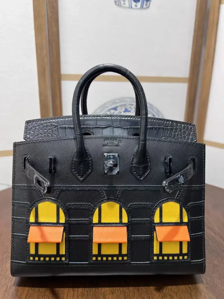 Close front view of the three-window façade on a Birkin 20 Faubourg Replica