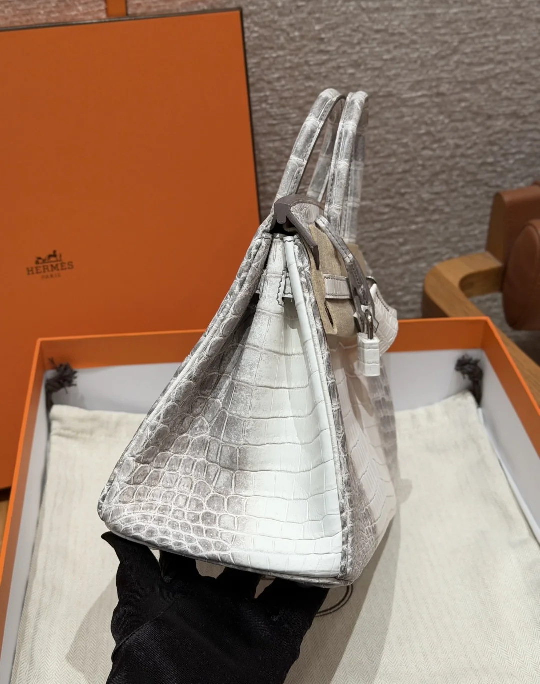 Left profile of the Himalaya-style Kelly bag