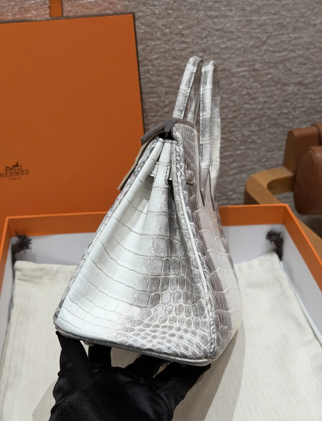 Right profile of the grey-and-white Kelly 25-style bag