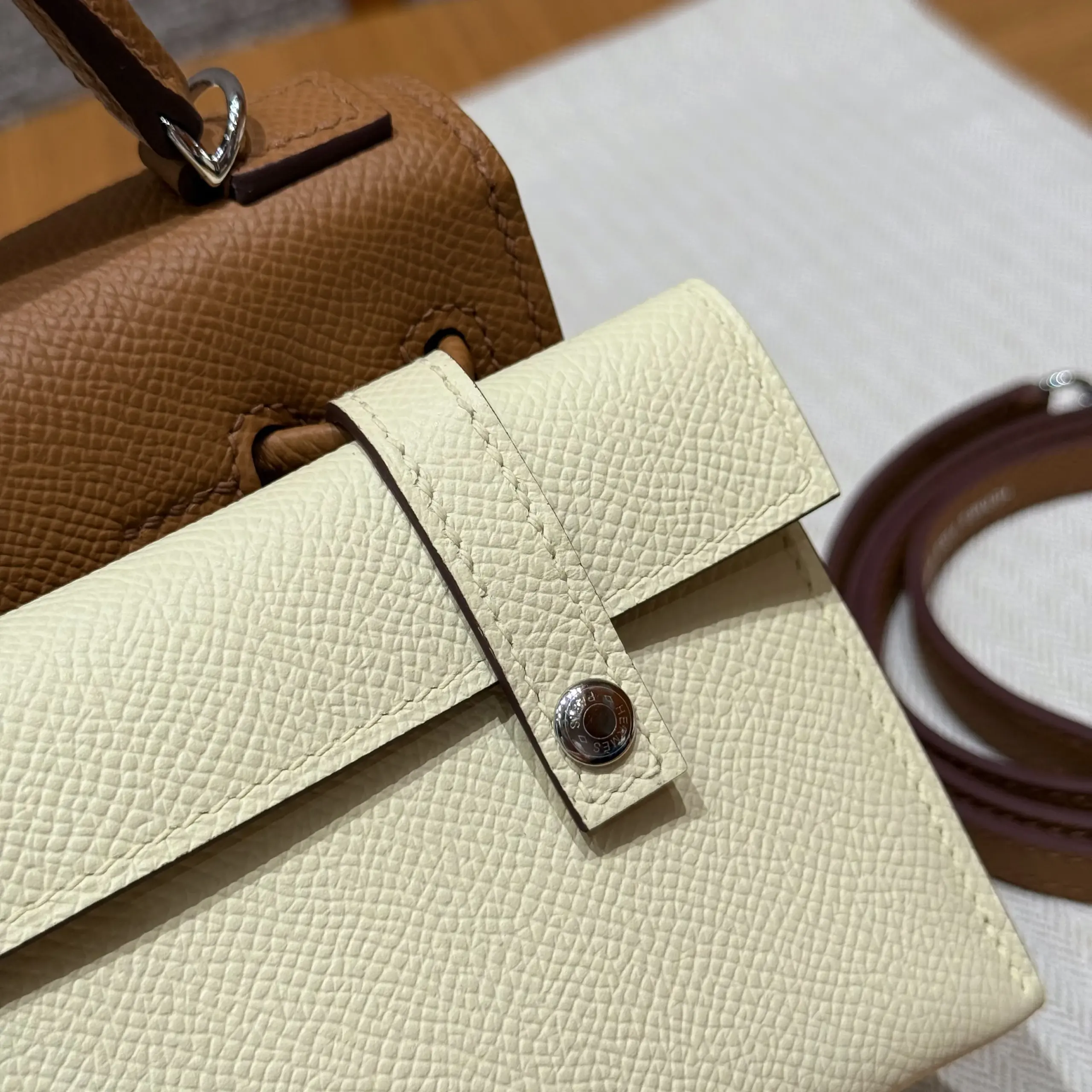 Close view of the pale Jaune Milton detachable rear pouch