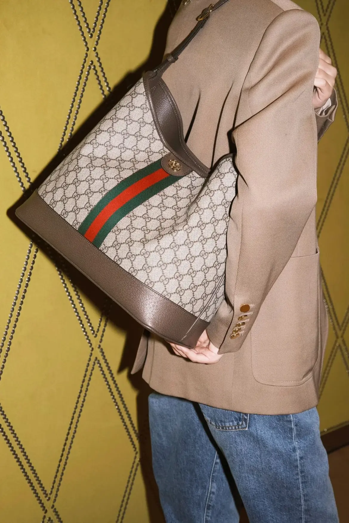 Gucci Ophidia hobo over a taupe blazer with blue jeans