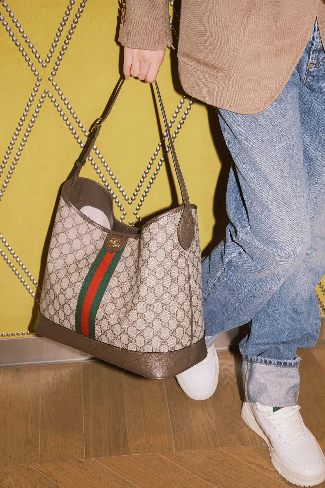 Gucci Ophidia hobo hand-carried with loose jeans and white sneakers