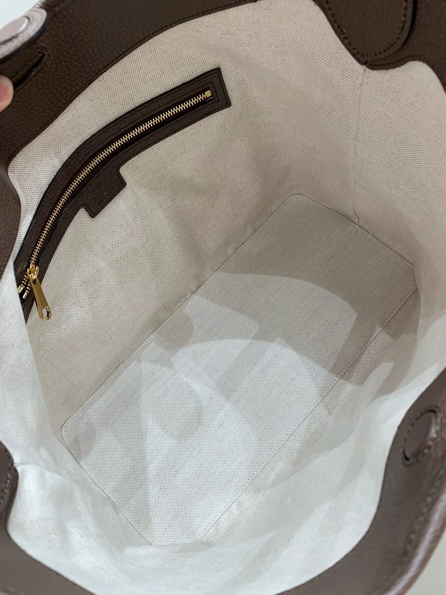 Gucci Ophidia hobo interior with a light lining and zipped side pocket